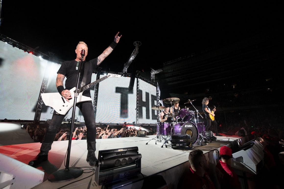Photo gallery from the gig in Chicago, IL shot on June 18, 2017
